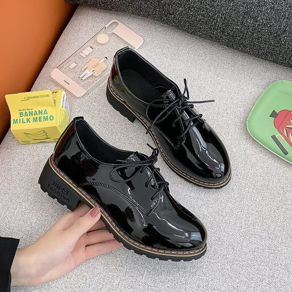 Patent női cipő fűzővel - két modell