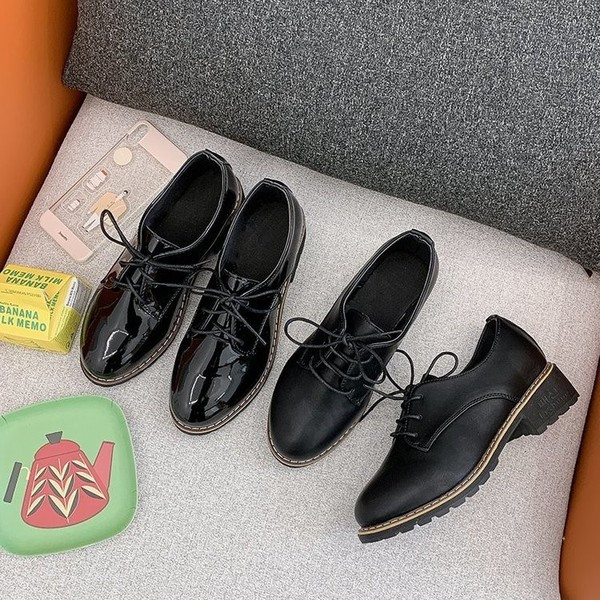 Patent női cipő fűzővel - két modell