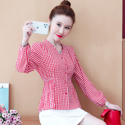 Must ja punane ruuduline naiste särk spitsikaelusega