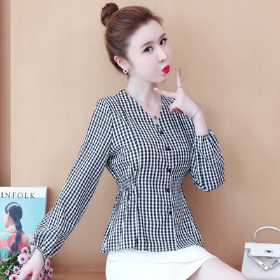 Must ja punane ruuduline naiste särk spitsikaelusega