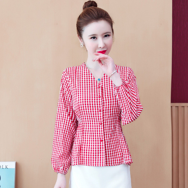 Must ja punane ruuduline naiste särk spitsikaelusega