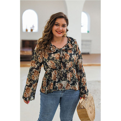 Suures suuruses laiade varrukatega ja lillelise mustriga naiste särk