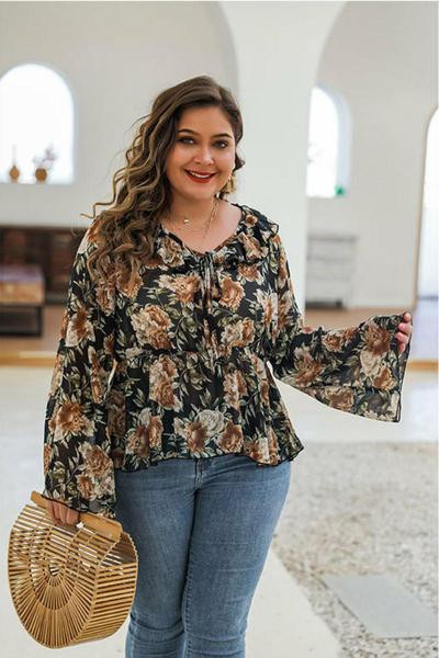 Suures suuruses laiade varrukatega ja lillelise mustriga naiste särk