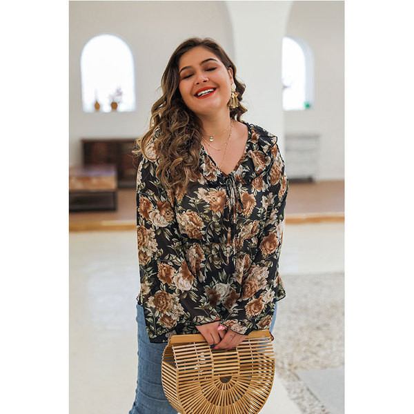 Suures suuruses laiade varrukatega ja lillelise mustriga naiste särk