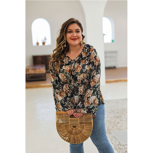 Suures suuruses laiade varrukatega ja lillelise mustriga naiste särk