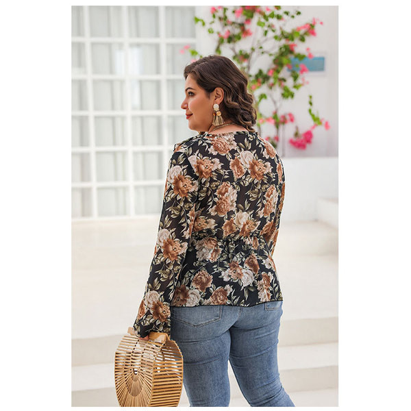 Suures suuruses laiade varrukatega ja lillelise mustriga naiste särk