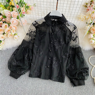 Ženska košulja s čipkom i niskim ovratnikom