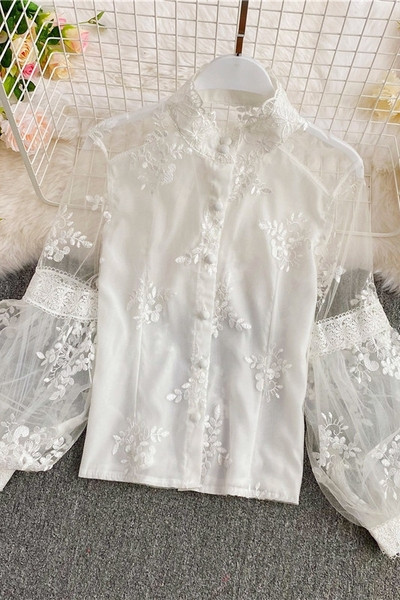 Ženska košulja s čipkom i niskim ovratnikom