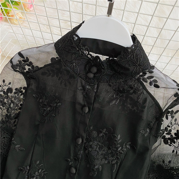 Ženska košulja s čipkom i niskim ovratnikom