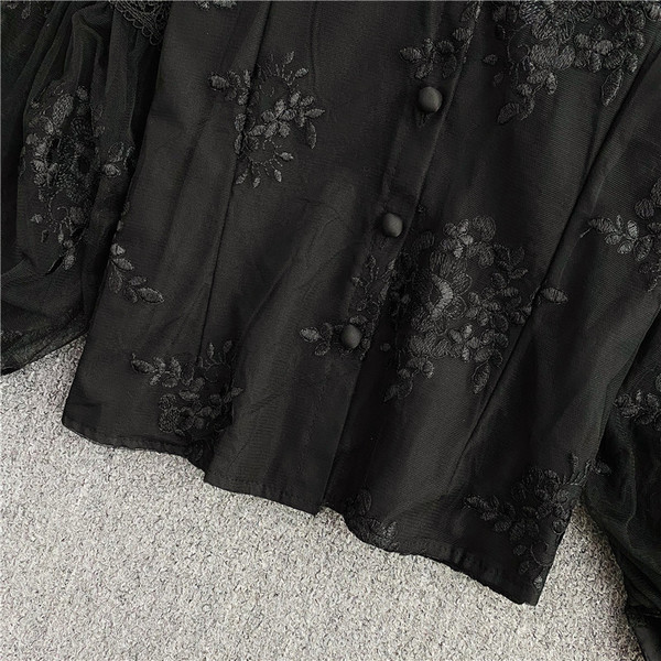 Ženska košulja s čipkom i niskim ovratnikom