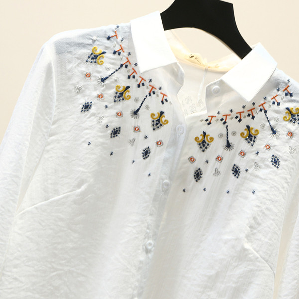 Nagy méretű női ing klasszikus gallérral és hímzéssel