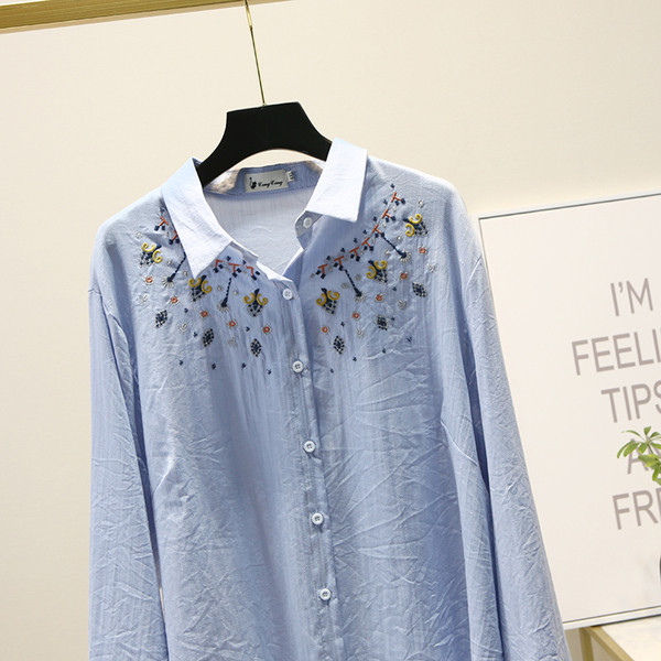 Nagy méretű női ing klasszikus gallérral és hímzéssel