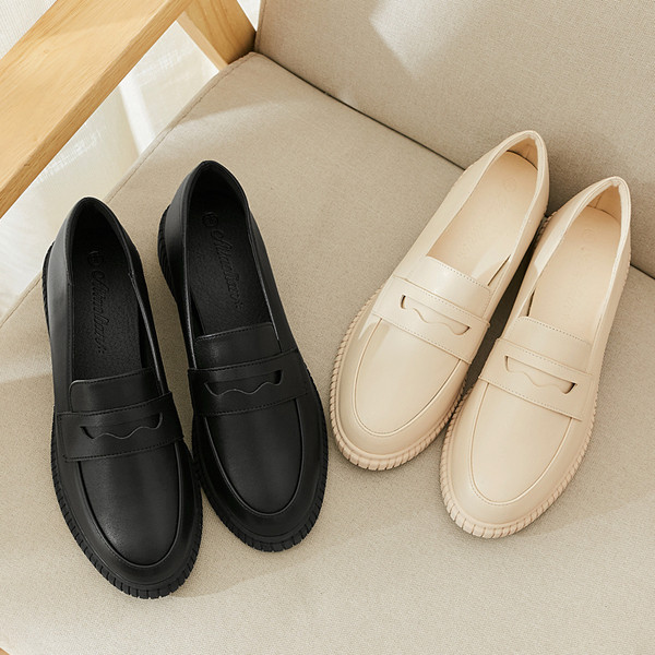 Kahes värvitoonis lameda tallaga nahast vabaajajalatsid