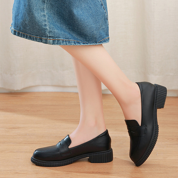 Kahes värvitoonis lameda tallaga nahast vabaajajalatsid