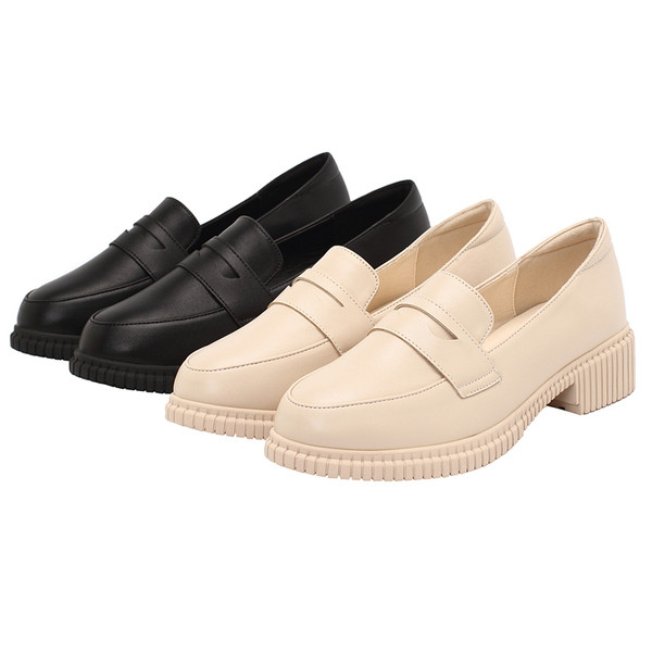 Kahes värvitoonis lameda tallaga nahast vabaajajalatsid