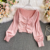 Ovaalse dekoltee ja nööpidega naiste särk