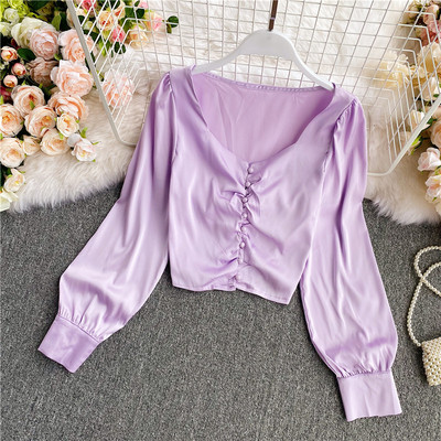 Ovaalse dekoltee ja nööpidega naiste särk