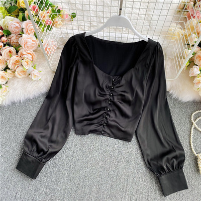 Ovaalse dekoltee ja nööpidega naiste särk