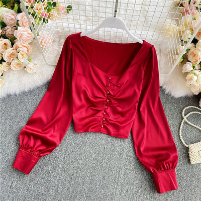 Ovaalse dekoltee ja nööpidega naiste särk