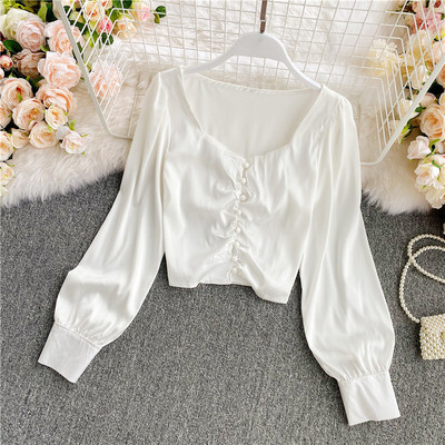 Ovaalse dekoltee ja nööpidega naiste särk