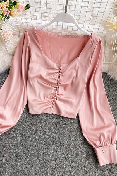 Ovaalse dekoltee ja nööpidega naiste särk