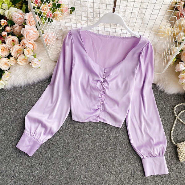 Ovaalse dekoltee ja nööpidega naiste särk