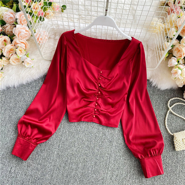 Ovaalse dekoltee ja nööpidega naiste särk