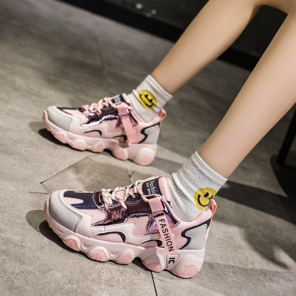 Modern női tornacipő színes talppal