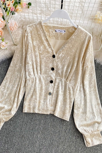 Női bársony ing gombokkal és spitz nyakkivágással