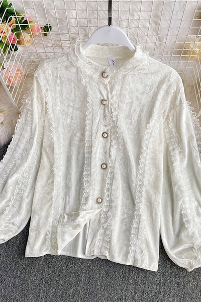 Μοντέρνο γυναικείο πουκάμισο από βελούδο και δαντέλα με χαμηλό γιακά