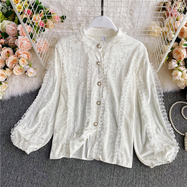 Μοντέρνο γυναικείο πουκάμισο από βελούδο και δαντέλα με χαμηλό γιακά