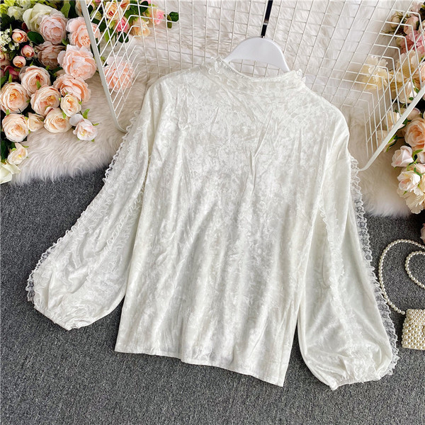 Μοντέρνο γυναικείο πουκάμισο από βελούδο και δαντέλα με χαμηλό γιακά