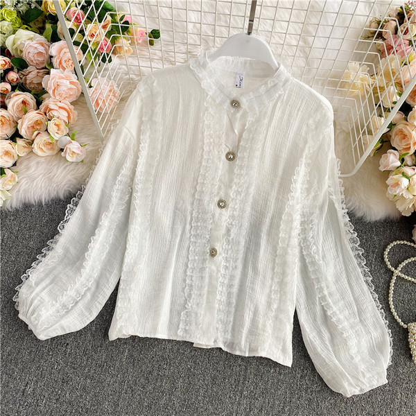 Ženska košulja od šifona s čipkom i gumbima s kamenčićima