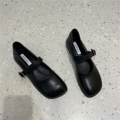 Alkalmi cipő új modellje csattal