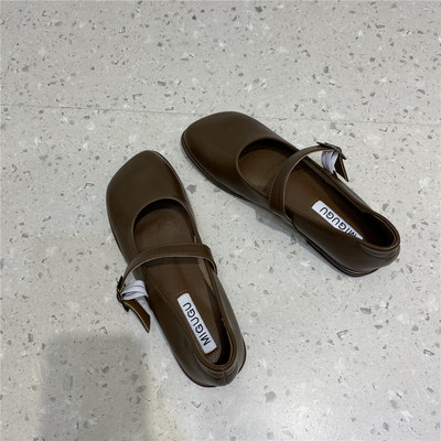 Alkalmi cipő új modellje csattal