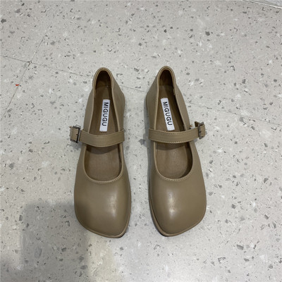 Alkalmi cipő új modellje csattal