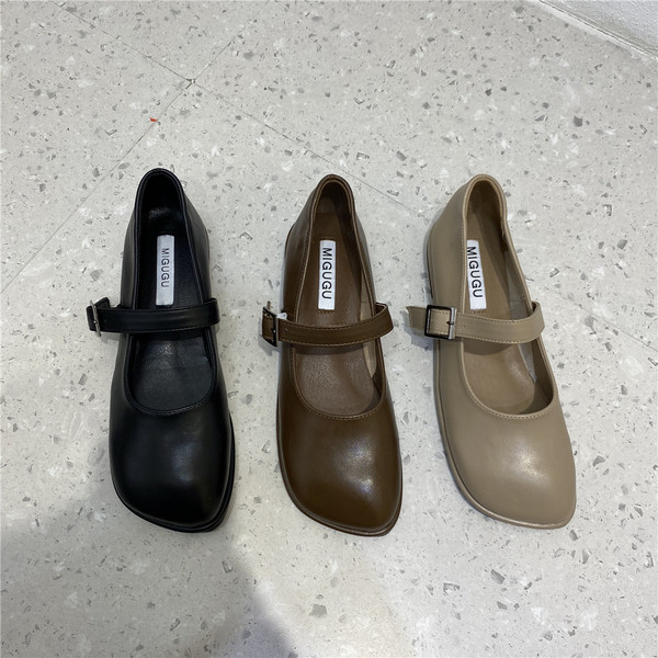 Alkalmi cipő új modellje csattal