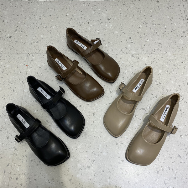 Alkalmi cipő új modellje csattal