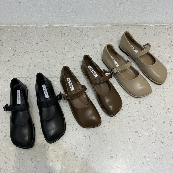 Alkalmi cipő új modellje csattal