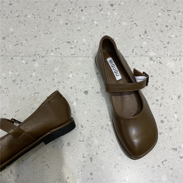 Alkalmi cipő új modellje csattal