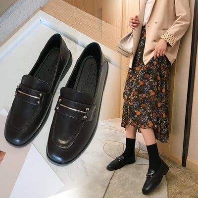 Γυναικεία έκο δερμάτινα παπούτσια με μεταλλική διακόσμηση σε μαύρο χρώμα