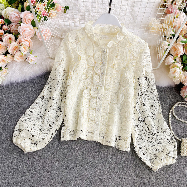 Női csipke ing gombokkal és alacsony gallérral