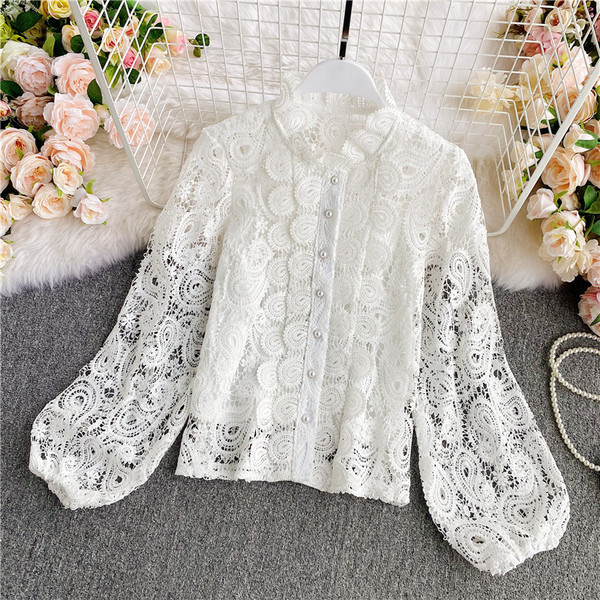 Női csipke ing gombokkal és alacsony gallérral