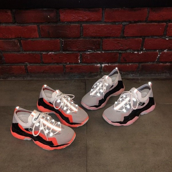 Női tornacipő hálóval és színes talppal