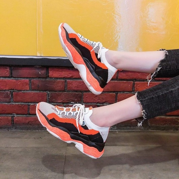 Női tornacipő hálóval és színes talppal