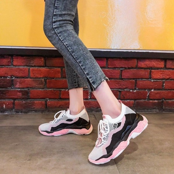 Női tornacipő hálóval és színes talppal