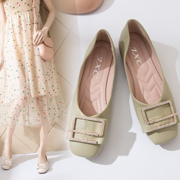 Lapos talpú női bőrcipő