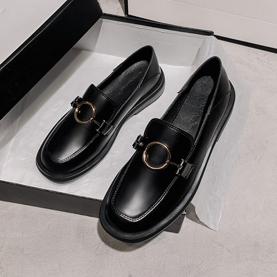 Öko bőrből készült, fém elemes női bőrcipő