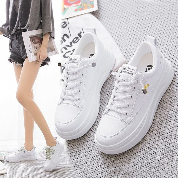 Ženske kožne cipele s ravnim potplatom i vezom