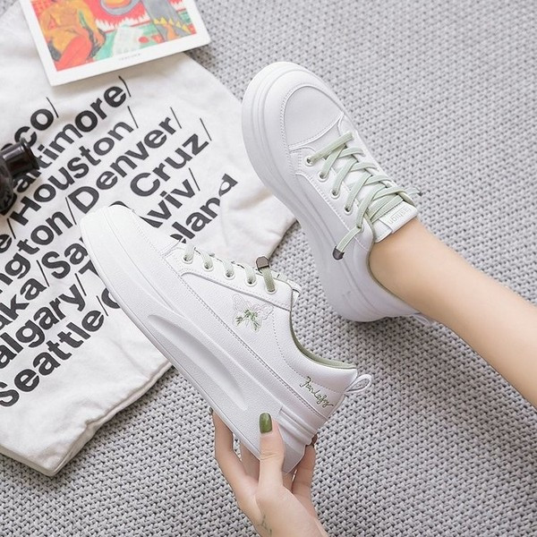 Ženske kožne cipele s ravnim potplatom i vezom